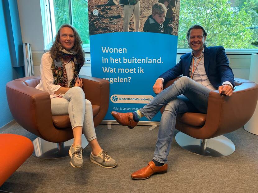 Links op de foto Lianne Belt en rechts Stephan van den Hoek. Beiden zitten op een bruine stoel met een banner in het midden.